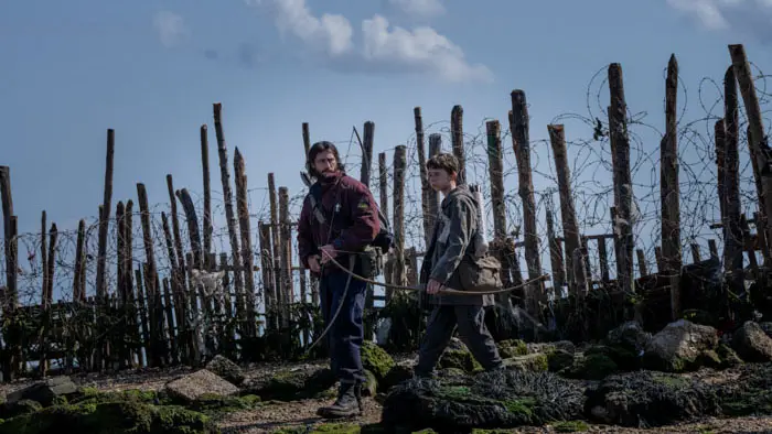 Jamie and Spike hunting near barbed wire fence in 28 Years Later