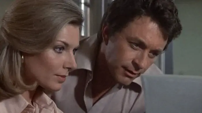 David Banner and Dr. Elaina Marks analyze research data in The Incredible Hulk TV pilot.