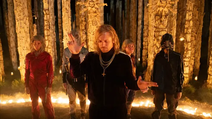 Jimmy Crystal and the “Jimmys” cult stand in a firelit ritual circle in 28 Years Later: The Bone Temple. 