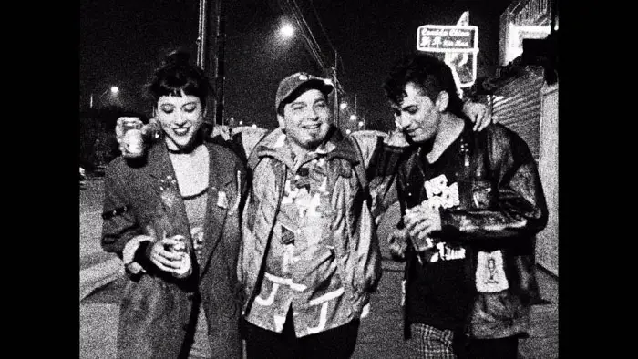 Ricardo and his punk friends walk through a Chilean street at night in Matapanki (2026)